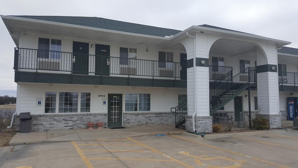 Rodeway Inn Goddard Extérieur photo