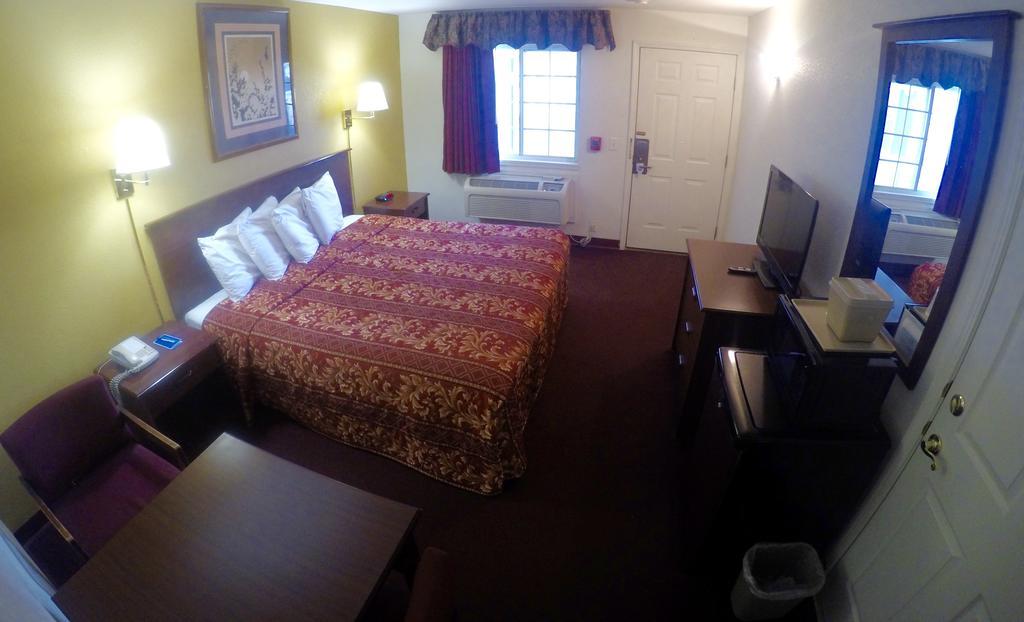 Rodeway Inn Goddard Extérieur photo