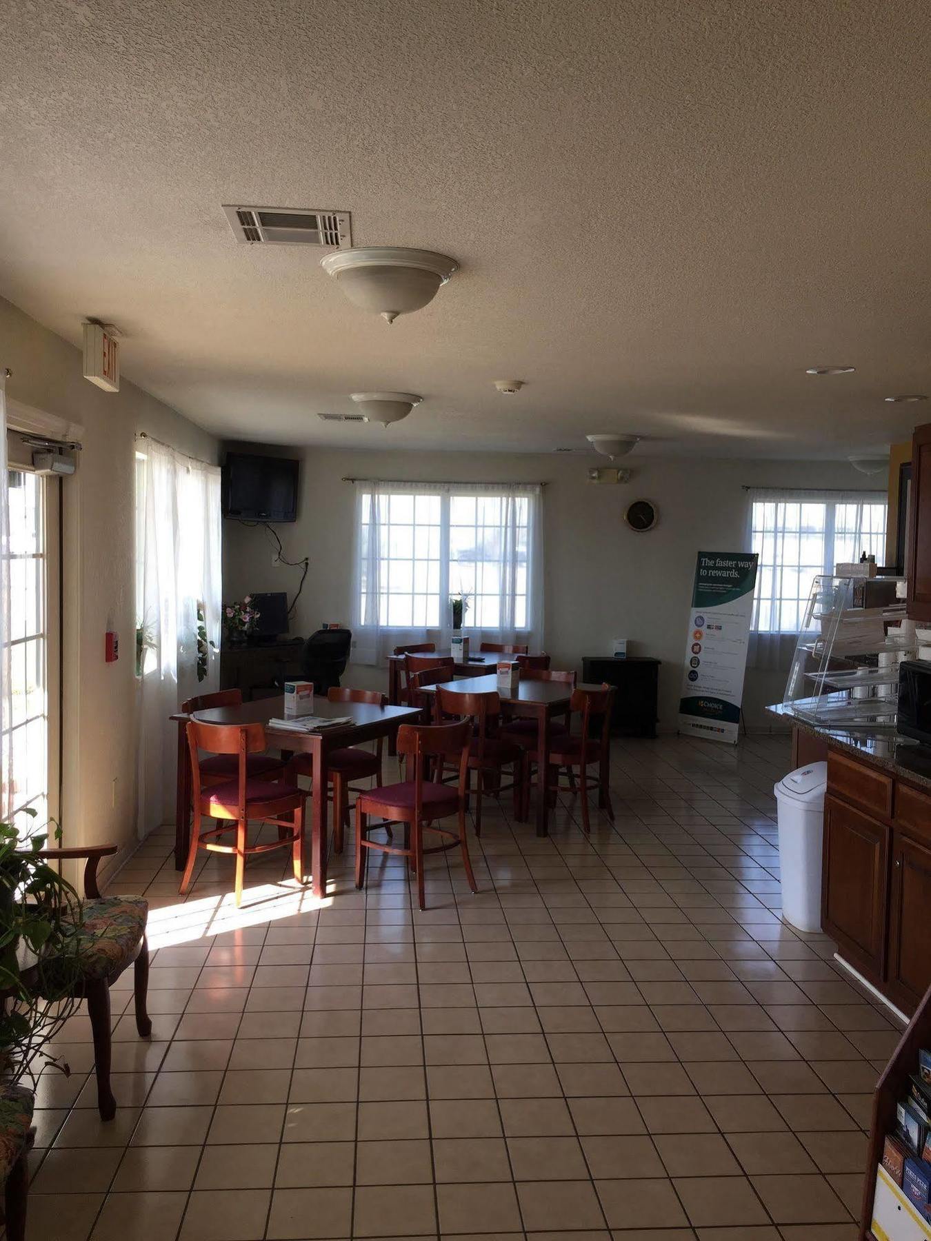 Rodeway Inn Goddard Extérieur photo