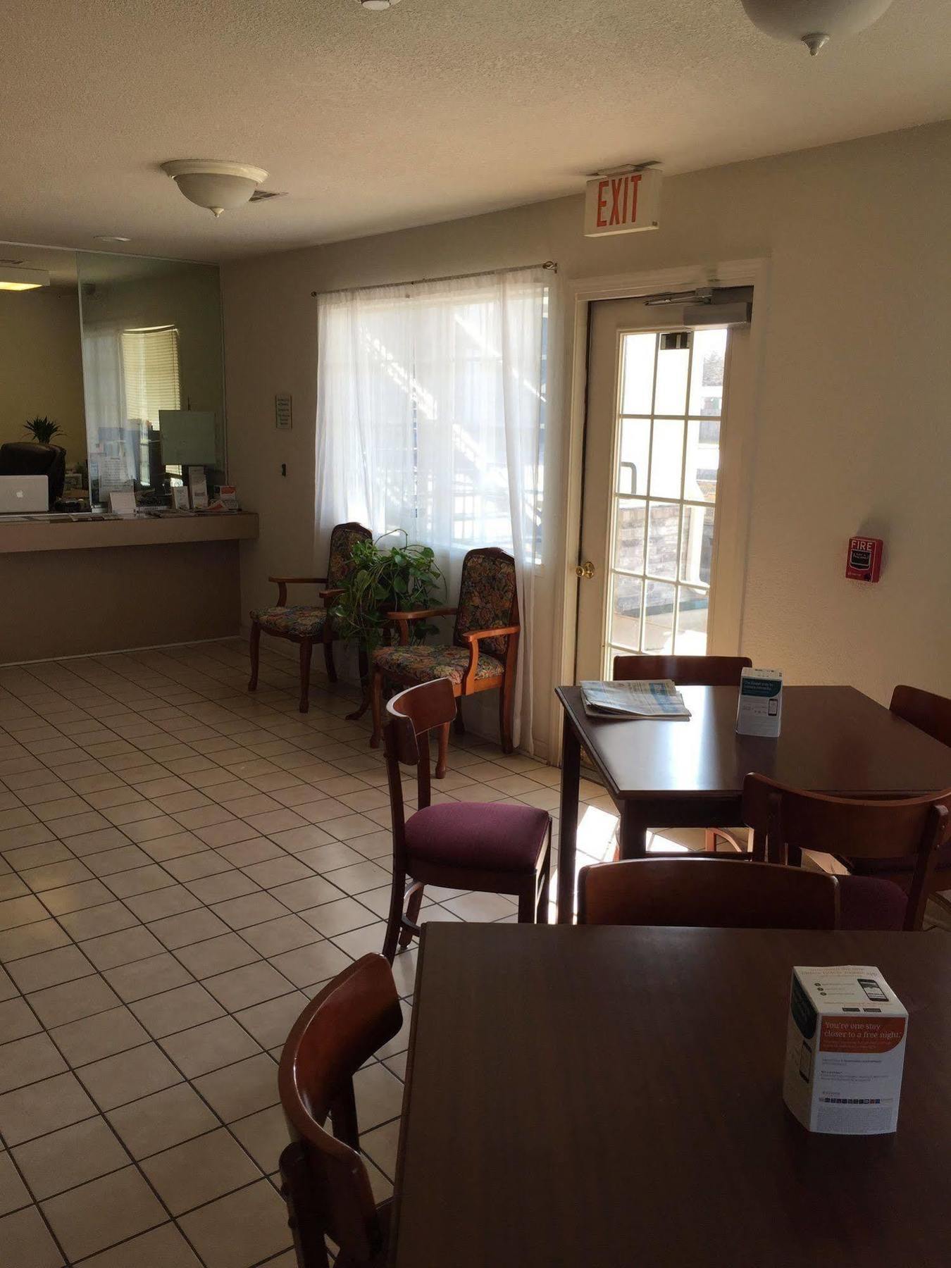 Rodeway Inn Goddard Extérieur photo